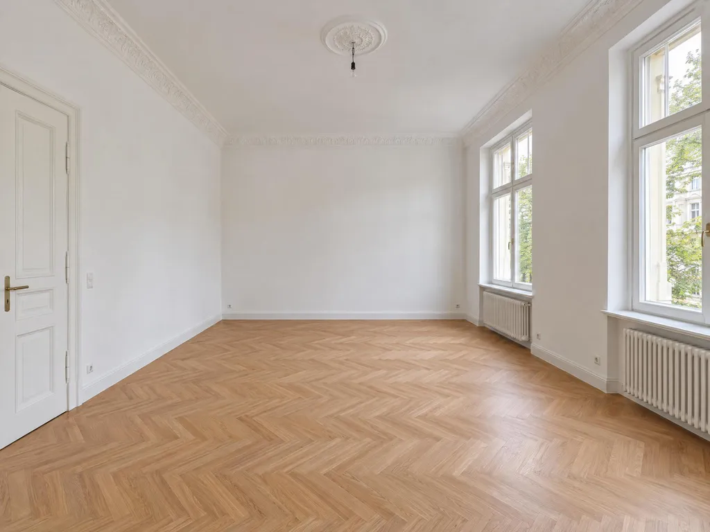 Derselbe leere Raum von der Flügeltür aus gesehen, die Fenster rechts, die Zimmertür links
