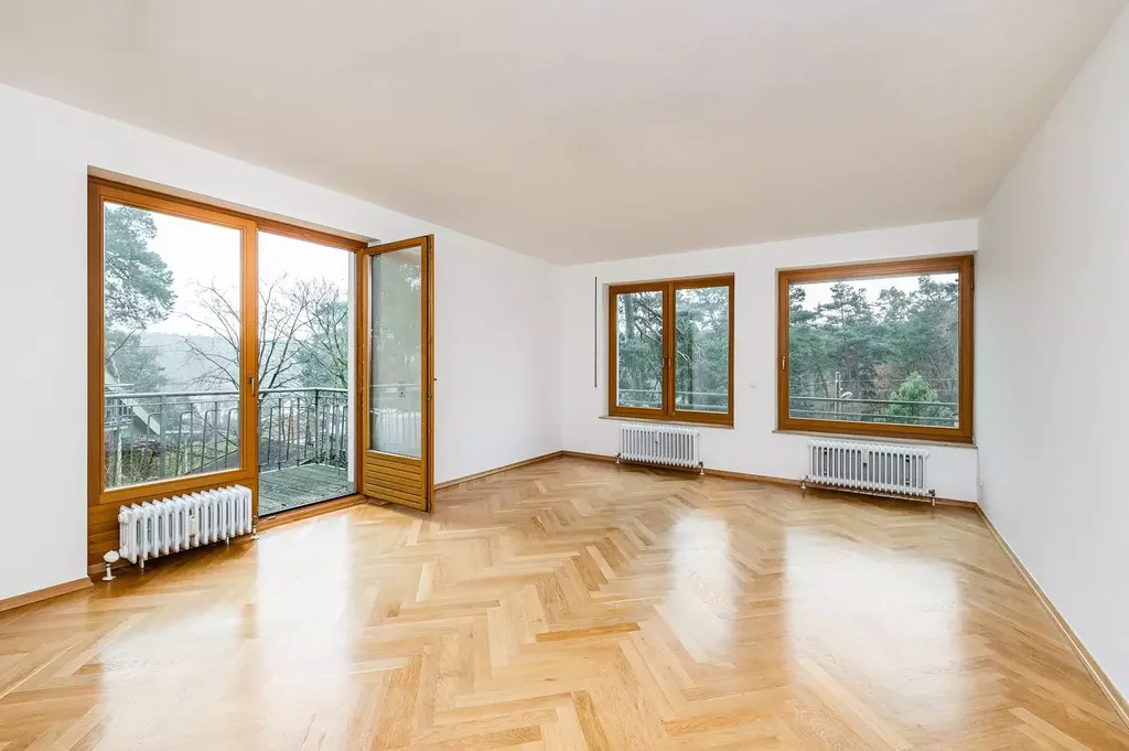Leerer Innenraum vor der Bearbeitung