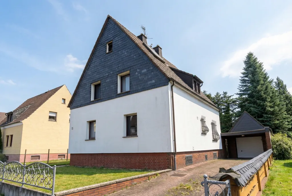 Gleiche Außenaufnahme mit blauem Himmel und ohne störende Objekte