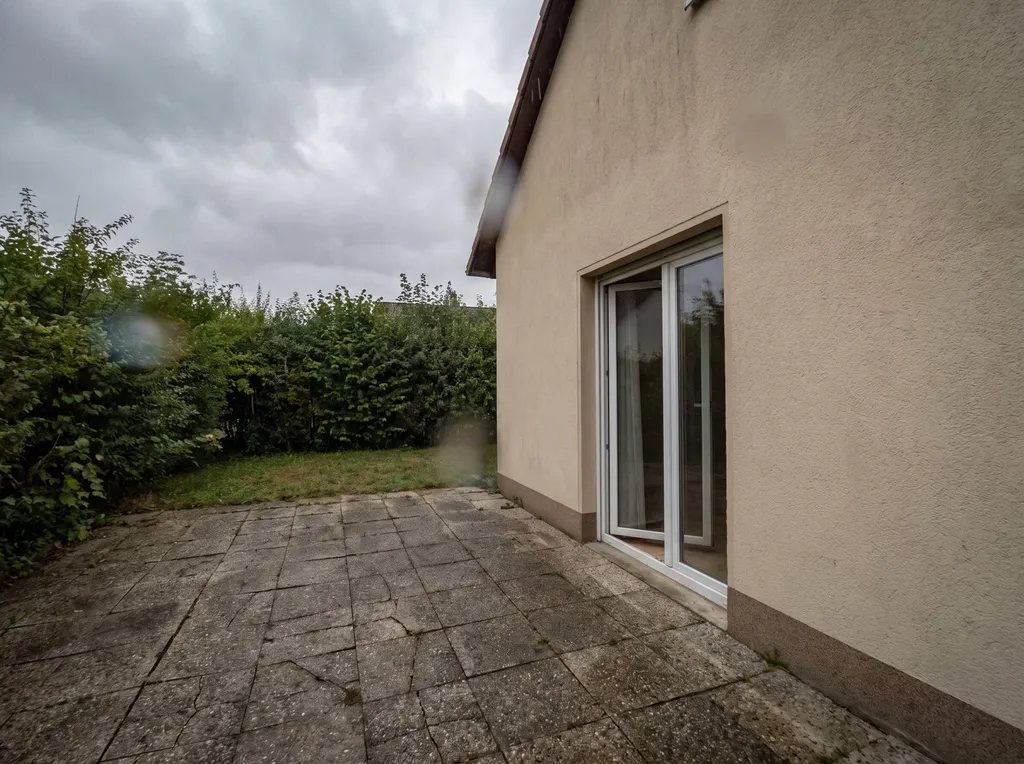 Leere Terrasse mit rissigen Betonplatten unter grauem Himmel